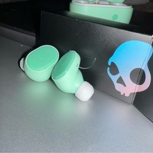 Skullcandy Sesh Evo Wireless Earbuds- mint. Working, like new, all accessories.